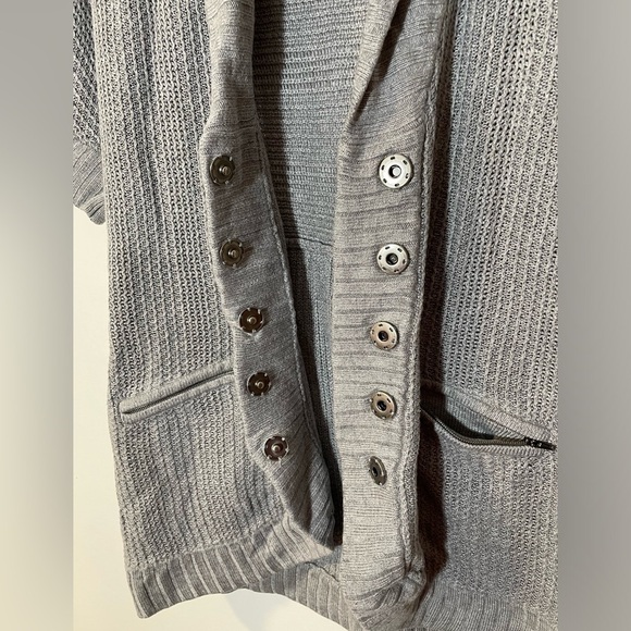 Athleta Sweater Short Sleeve Snap Button Cardigan Y2K Gray Knit Medium Eco EUC - Picture 4 of 11